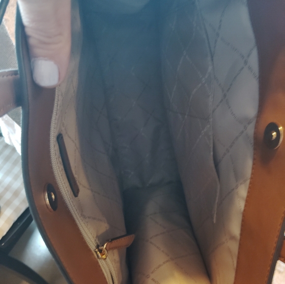 FLAWLESS!! Michael Kors, Large Maple Logo Signature Logo Crossbody/Tote - Picture 7 of 12